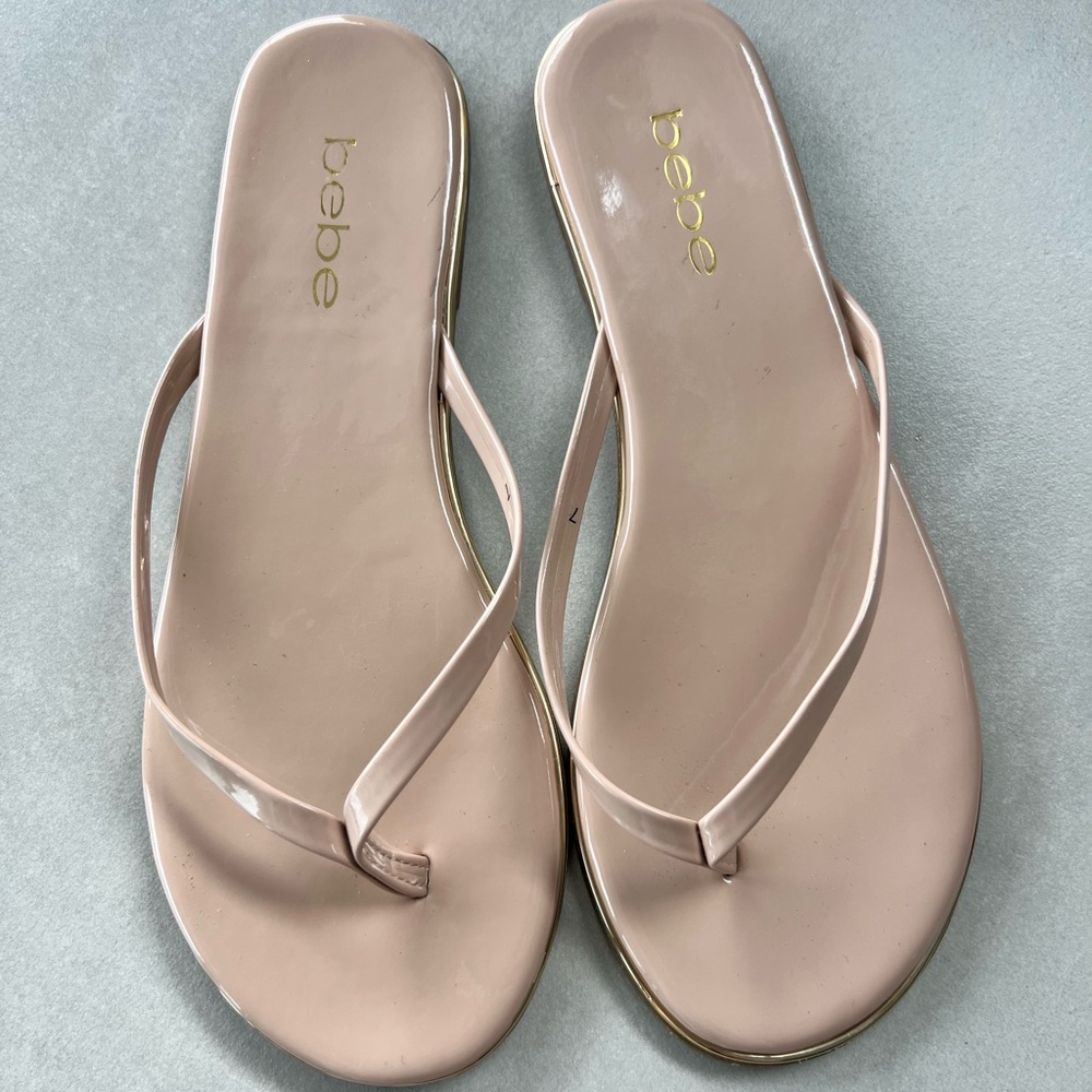 BEBE flip flops patent leather beige nude with gold SIZE 7 slip on beach pool - Picture 2 of 4